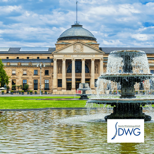 Wiesbadener Kurhaus Mit Großem Springbrunnen Im Blick. Im Vordergrund ist das Logo der deutschen Wirbelsäulengesellschaft